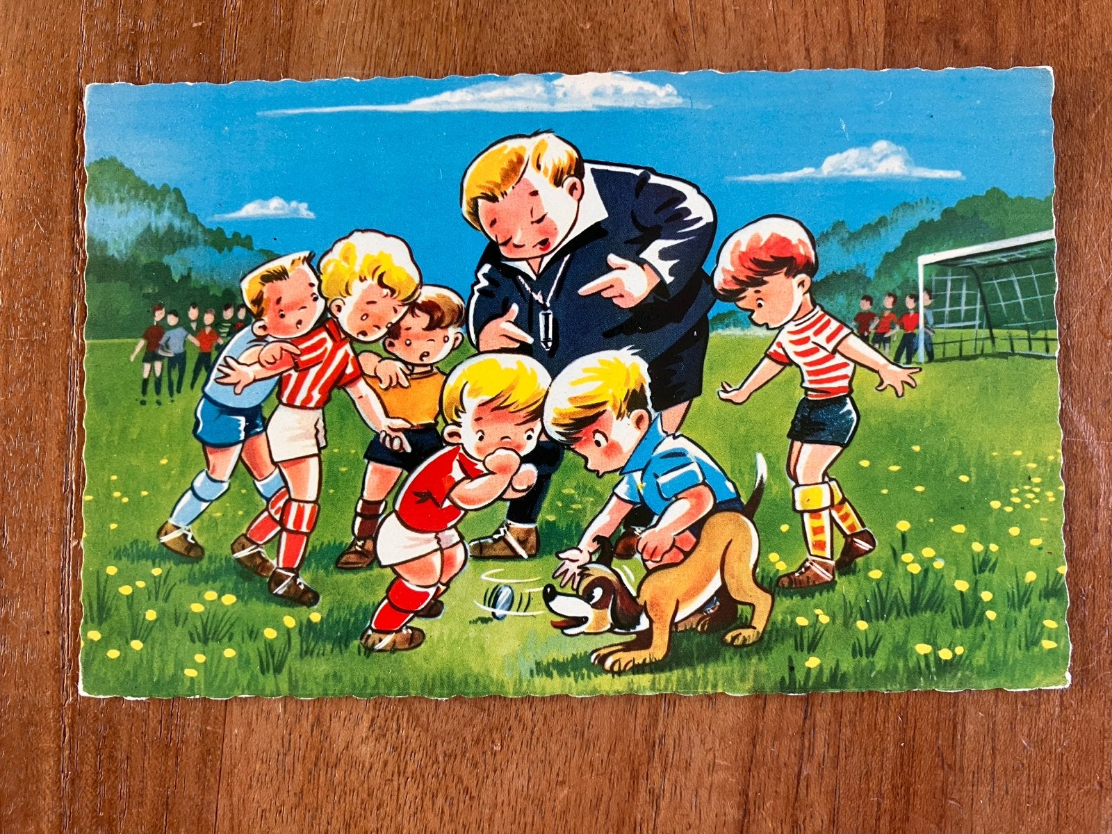 Vintage voetbal ansichtkaart - scheidsrechter en kinderen, Ophalen of Verzenden, Gebruikt, Overige typen