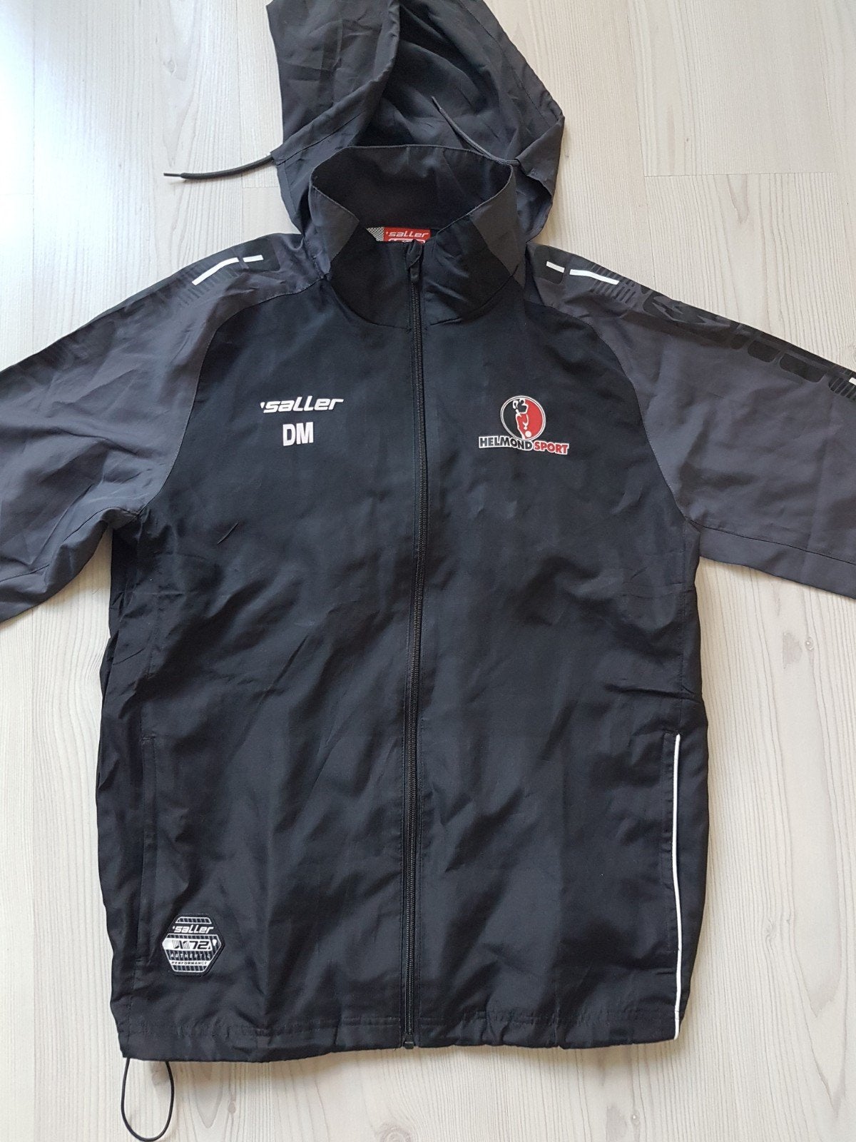 Helmond Sport regenjas in size medium, Ophalen of Verzenden, Zo goed als nieuw, Trainingspak