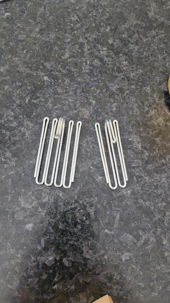 Curtain hooks different types , two boxes full with hooks, Huis en Inrichting, Stoffering | Gordijnen en Lamellen, Ophalen, 50 tot 100 cm
