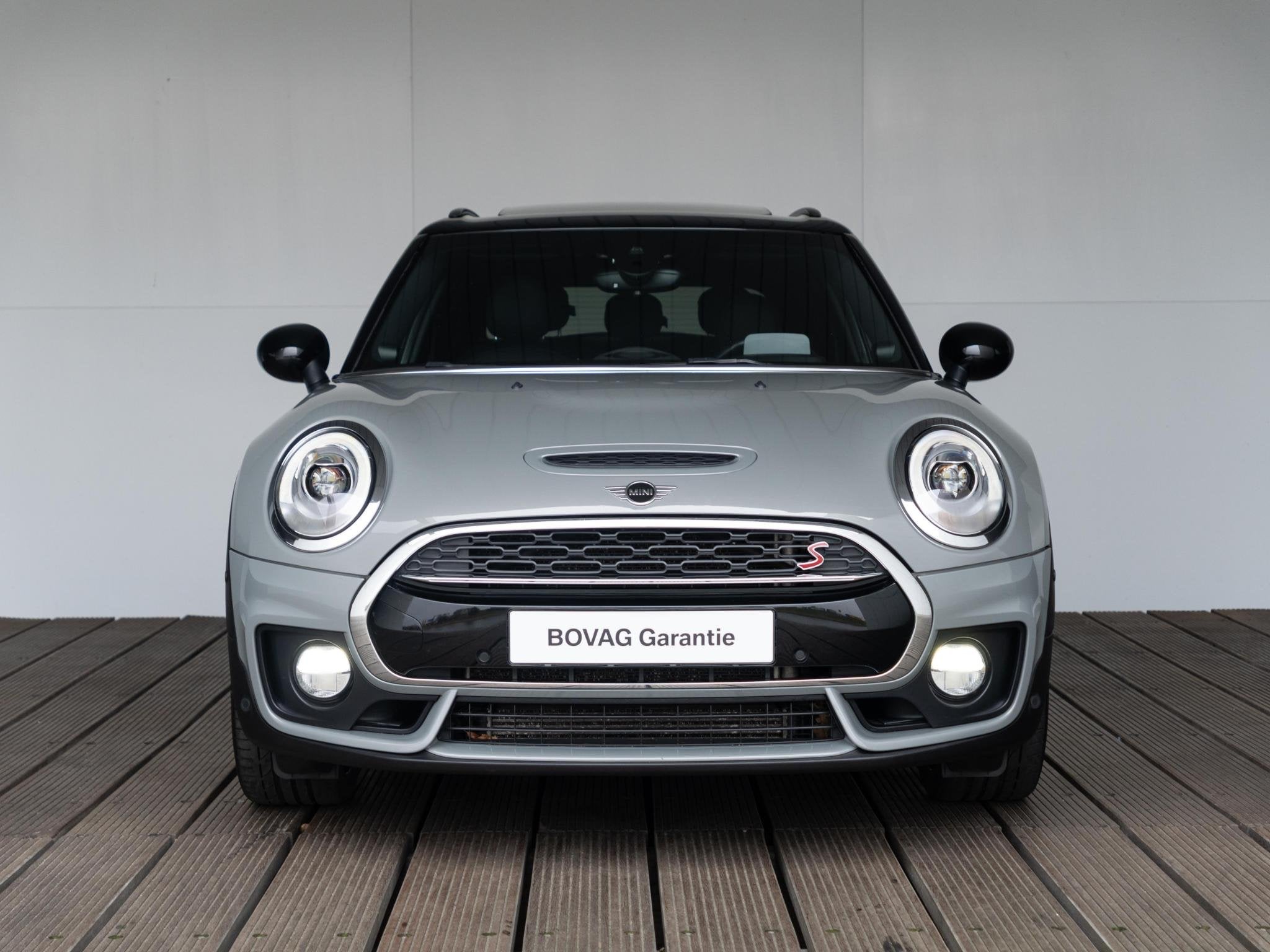 MINI Clubman Cooper S Aut. JCW Trim + Serious Business + Ele, Auto's, Mini, Gebruikt, Origineel Nederlands, Zilver of Grijs, 17 km/l