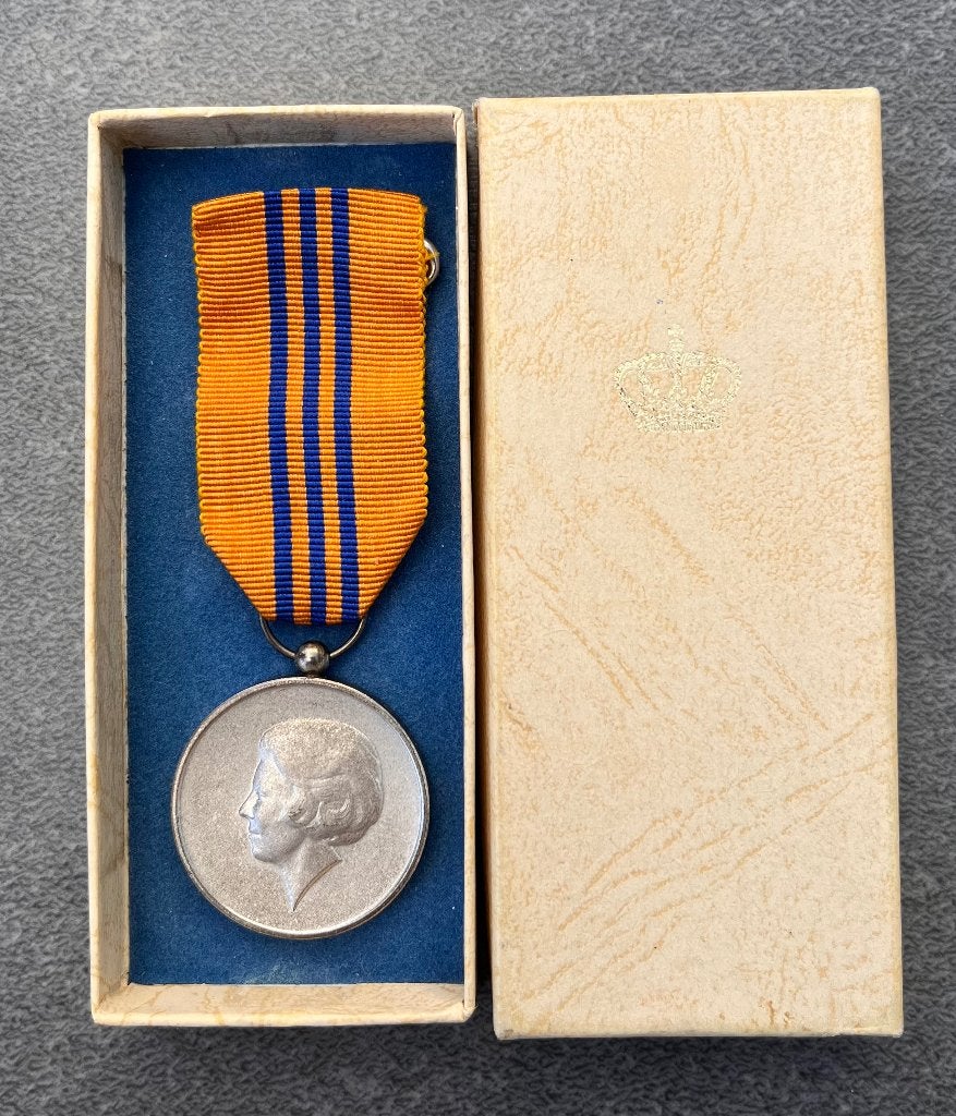 Zilveren Inhuldigingsmedaille 1980 (Beatrix) -  Unieke set, Ophalen of Verzenden, Landmacht, Nederland, Lintje, Medaille of Wings