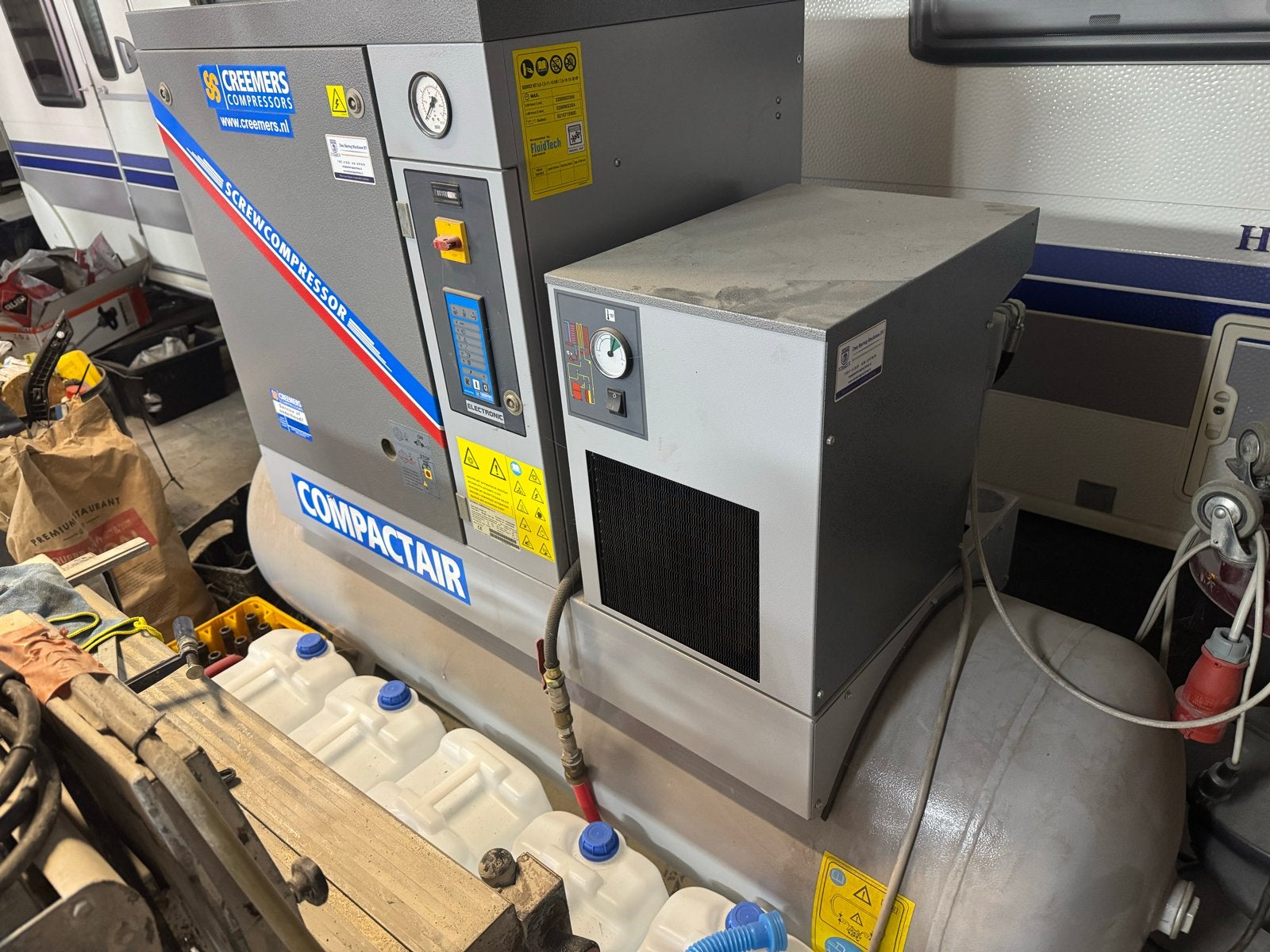 Creemers schroefcompressor met vriesdroger - 500L, 11 bar, Zakelijke goederen, Machines en Bouw | Pompen en Compressoren, Ophalen of Verzenden