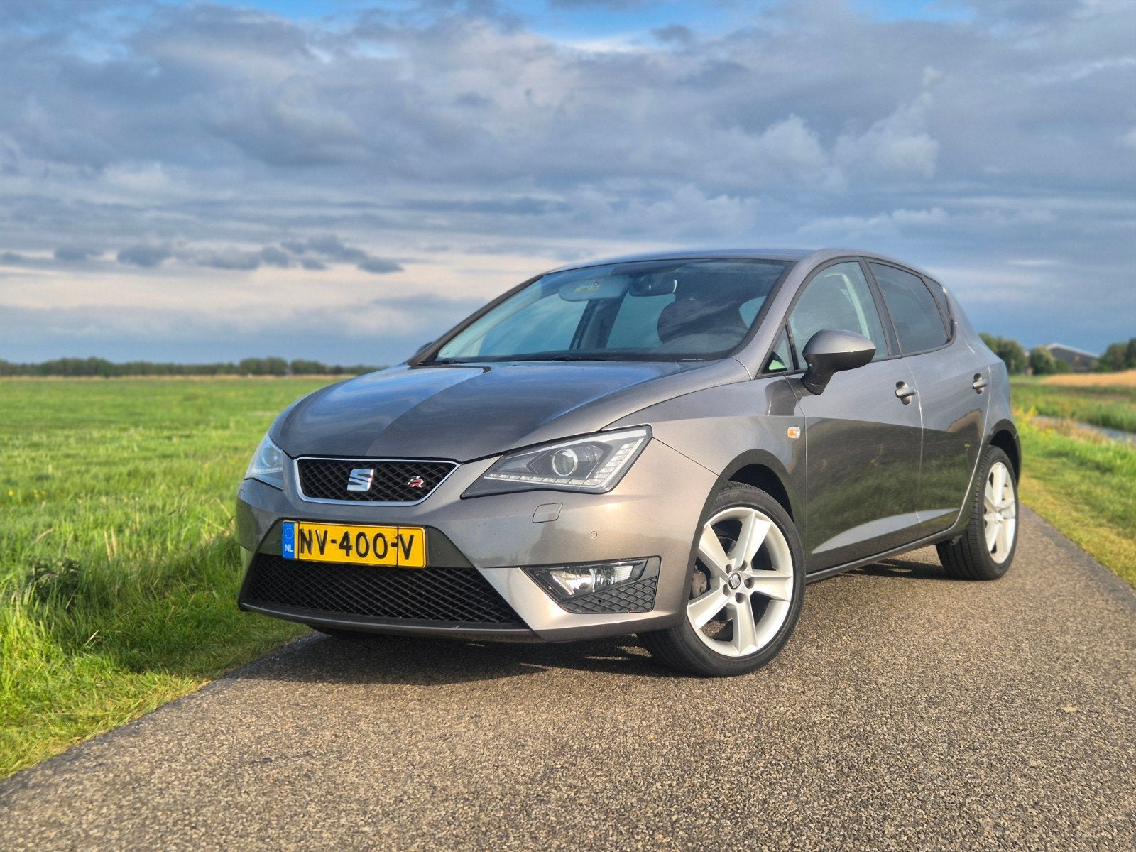 Seat Ibiza 1.0 TSI 70KW 5DRS 2017 Grijs, Auto's, Voorwielaandrijving, 40 €/maand, 995 kg, Origineel Nederlands