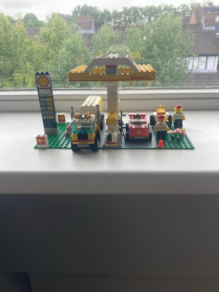 Lego Shell Tankstation met Tankwagen en Raceauto, Inclusief minifiguren, Lego, Ophalen of Verzenden, Complete set