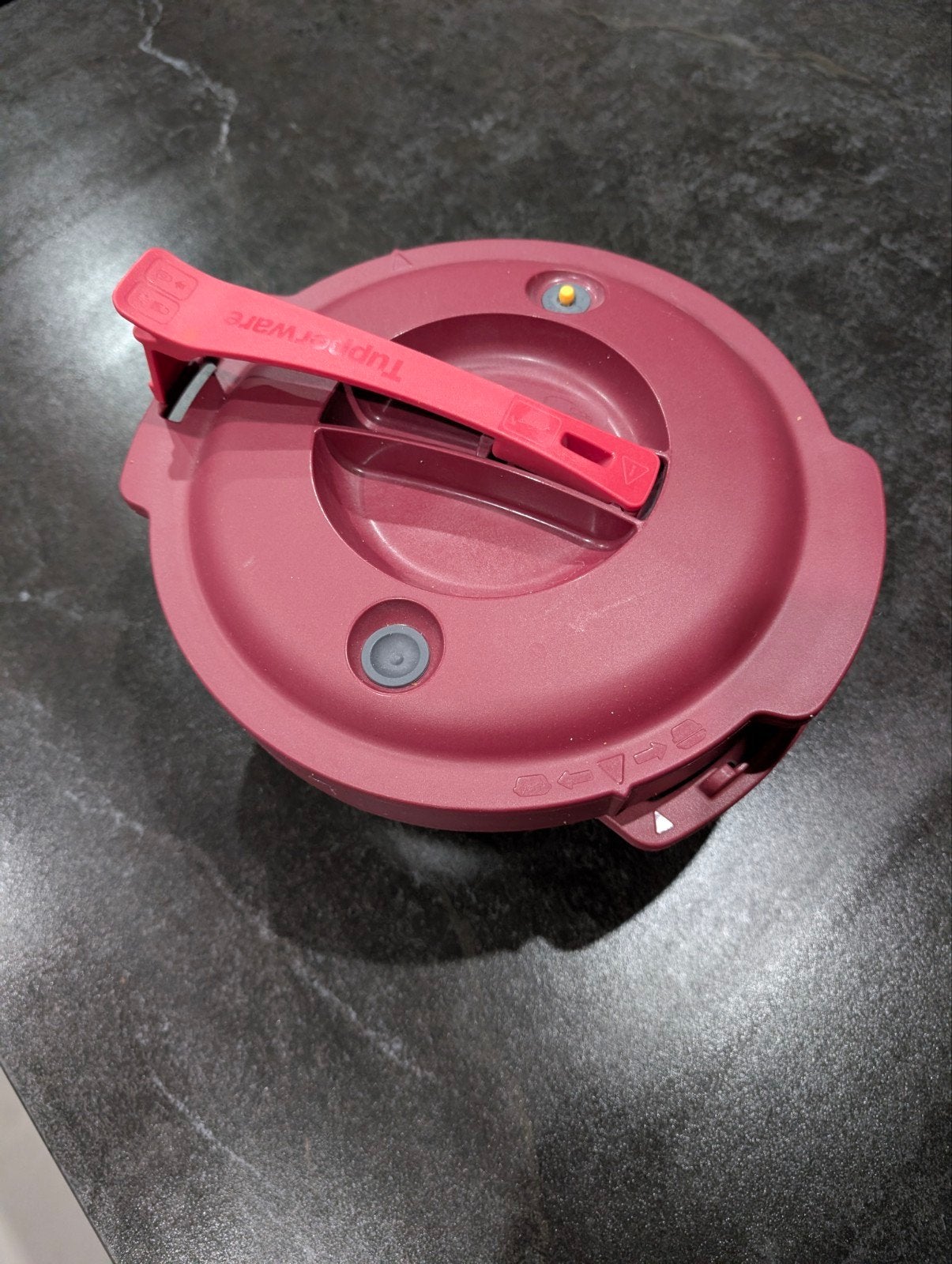 Tupperware Magnetron snelkookpan - 2L, Gebruikt, Ophalen of Verzenden, Met deksel, Bak of Kom