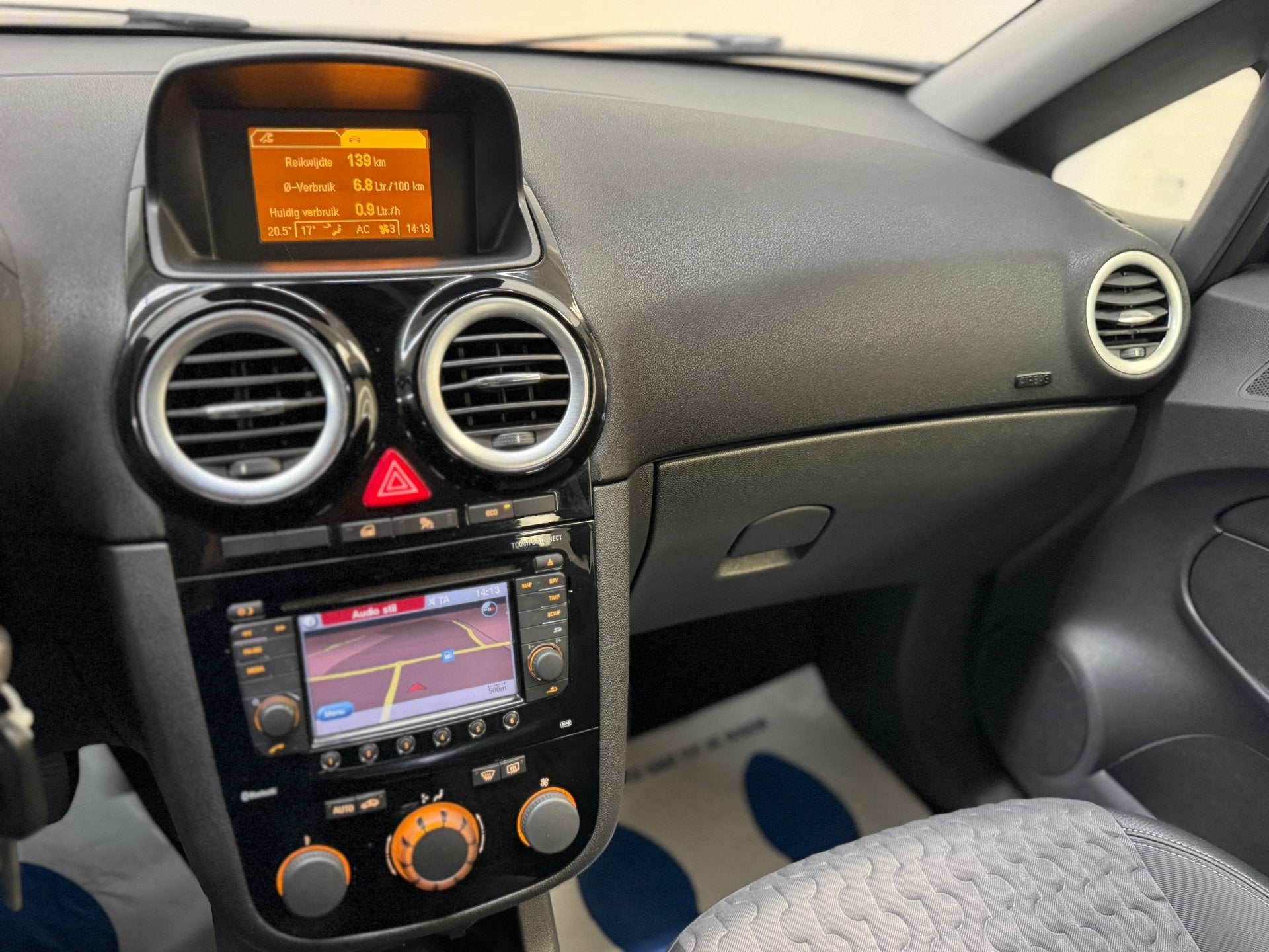 Foto 33 van Opel Corsa 1.4-16V Cosmo Navi Cruise NL Auto