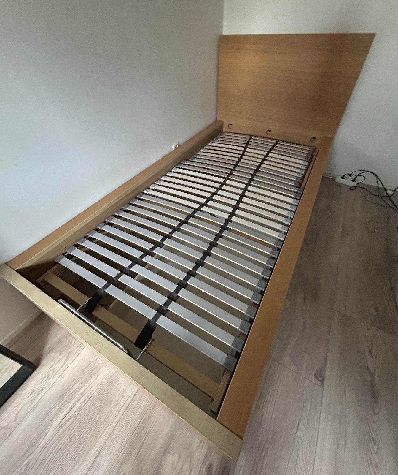 Ikea Eenpersoonsbed met opbergruimte en lattenbodem, Huis en Inrichting, Slaapkamer | Bedden, Ophalen, Verstelbaar, 90 cm, Eenpersoons