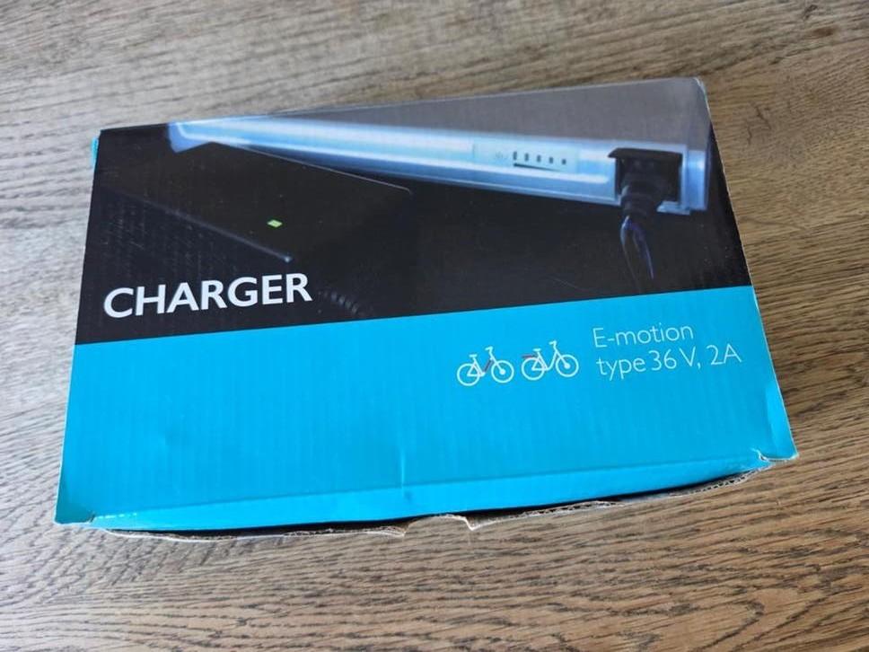 E-motion Li-ion Batterijlader 36V 2A (42V output), Ophalen of Verzenden, Zo goed als nieuw