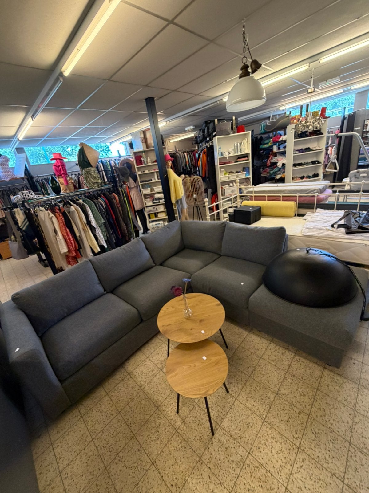 Mooie zwarte bank voor in een hoek, Ophalen, Hoek, Kunststof, .