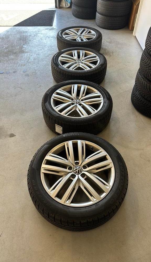 ORGINELE VW AUCKLAND VELGEN 235/50/19 PIRELLI TOP STAAT, Auto-onderdelen, 19 inch, Banden en Velgen, Ophalen of Verzenden, 235 mm