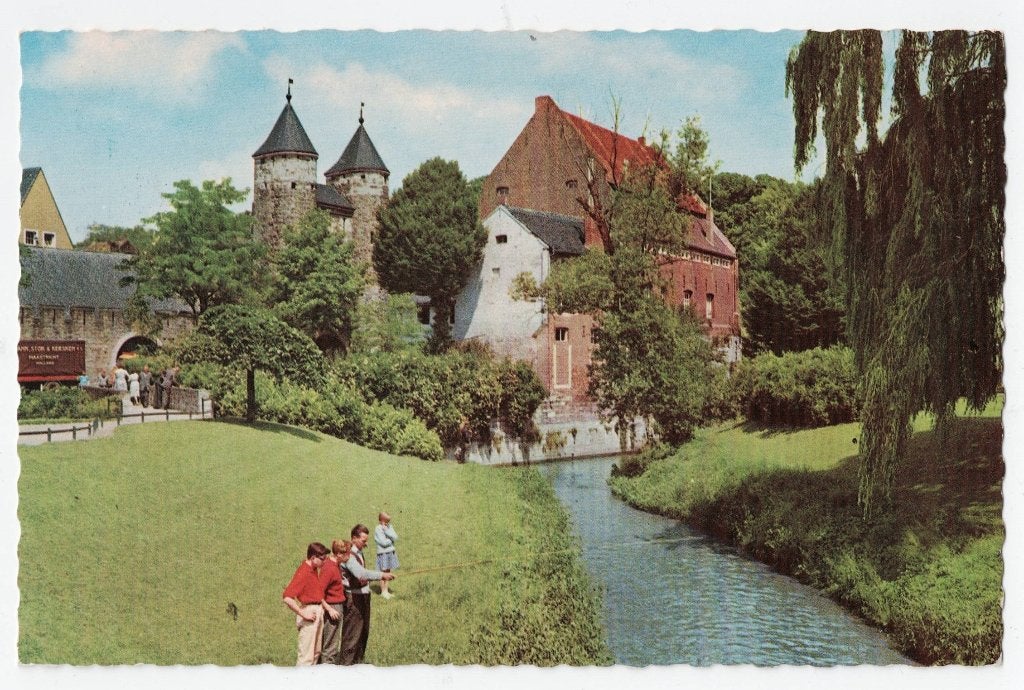 Maastricht – Helpoort en Pesthuis. Gelopen Nunspeet 1962., Ophalen of Verzenden, 1960 tot 1980, Gelopen, Limburg