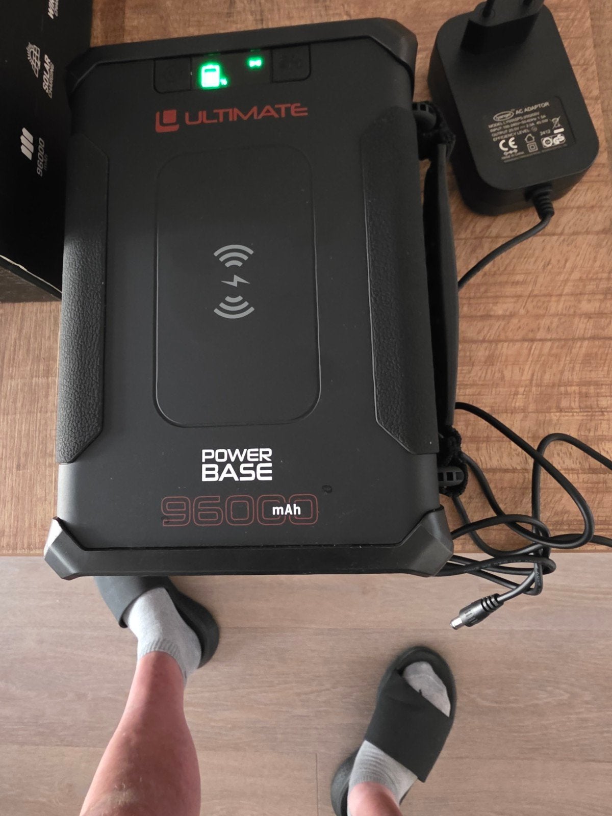 ULTIMATE Power Base 96000 mAh Powerbank met draadloos laden, Telecommunicatie, Mobiele telefoons | Telefoon-opladers, Ophalen