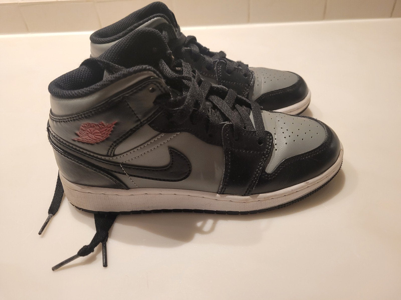 Air Jordan 1 Mid ShadowRed (GS) maat 36, Kinderen en Baby's, Ophalen of Verzenden, Zo goed als nieuw, Jongen of Meisje, Schoenen