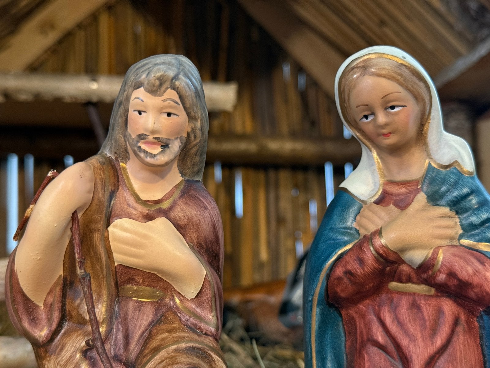 Foto 5 van Massief houten kerststal met mooie Portugese beelden