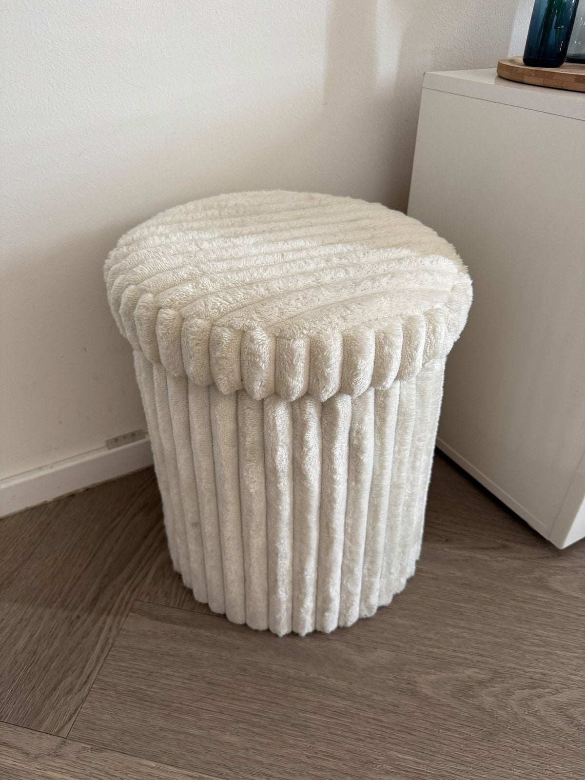 Witte ribfluwelen poef met opbergruimte, Minder dan 50 cm, Rond, Ophalen of Verzenden, Zo goed als nieuw