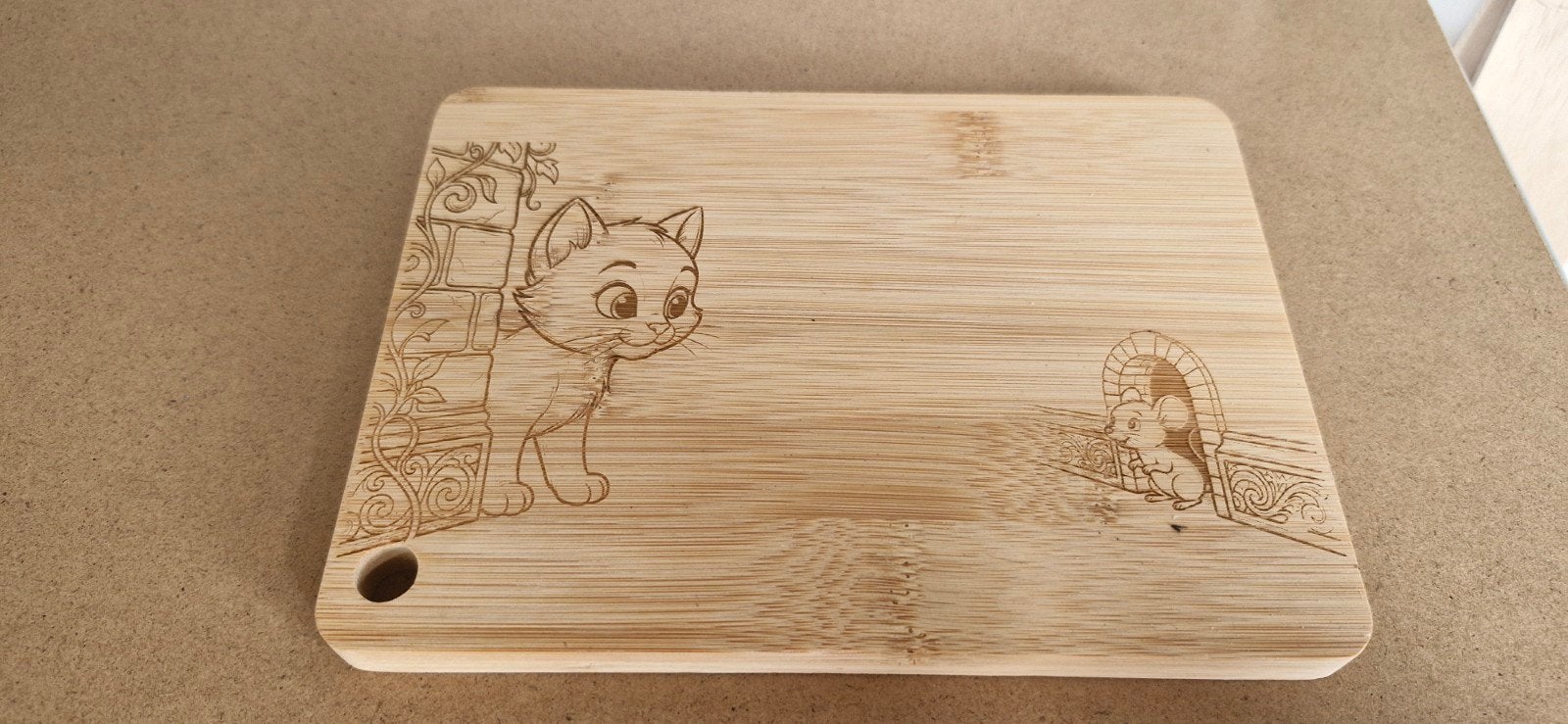 Bamboe snijplank met kat en muis gravure, Ophalen, Hout, Snij-/serveerplank, Nieuw