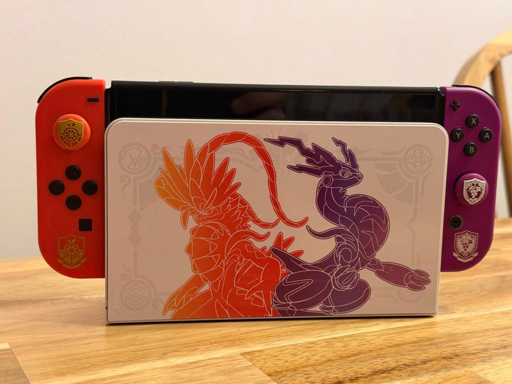 Nintendo Switch OLED Pokémon Scarlet&Violet Limited Edition, Spelcomputers en Games, Ophalen of Verzenden, Zo goed als nieuw, Met 2 controllers