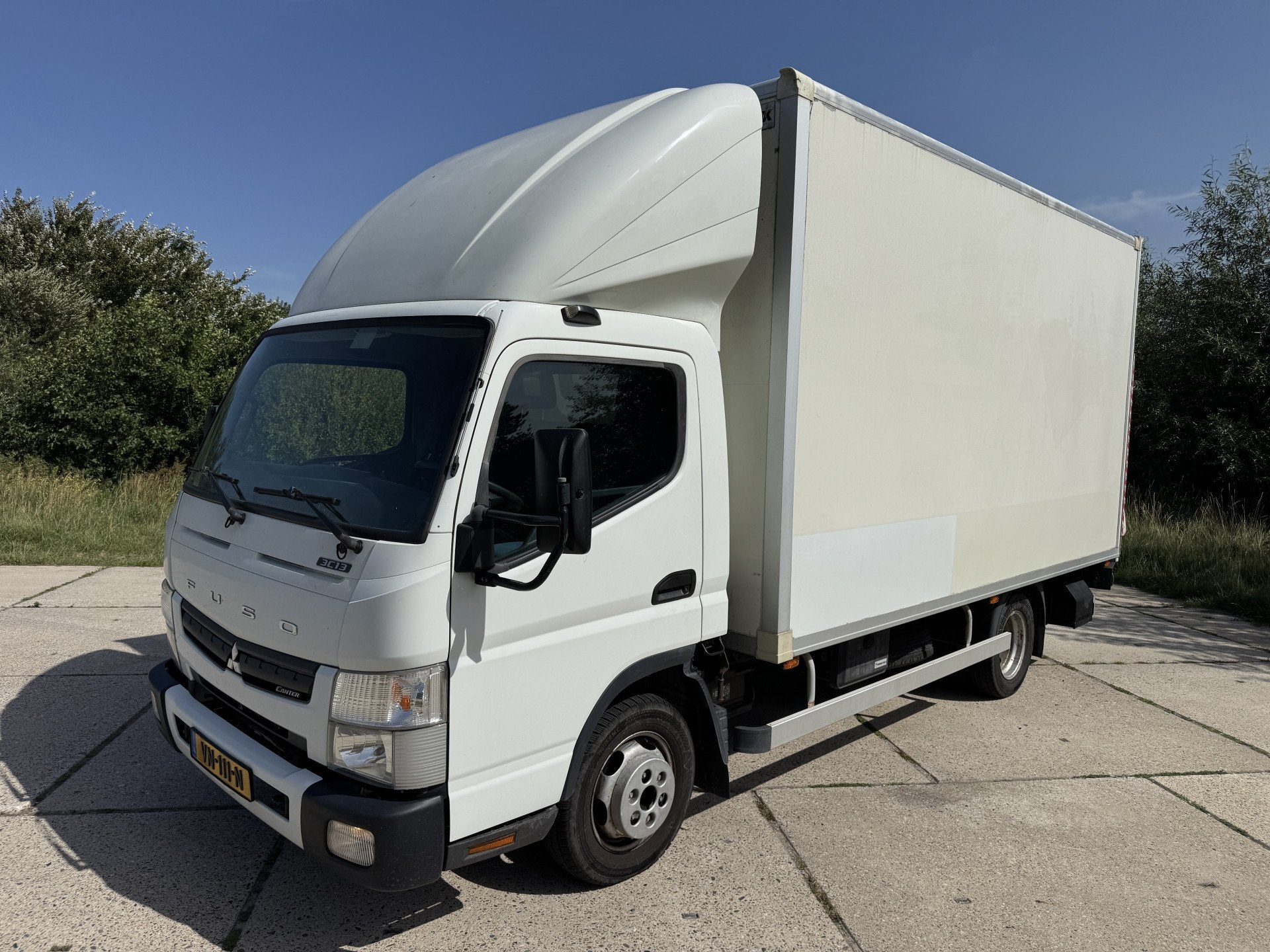 Mitsubishi Canter 3C13 3.0 DI airco meubelbak + klep 3 zits, Auto's, Bestelauto's, Euro 5, Gebruikt, 4 cilinders, Wit