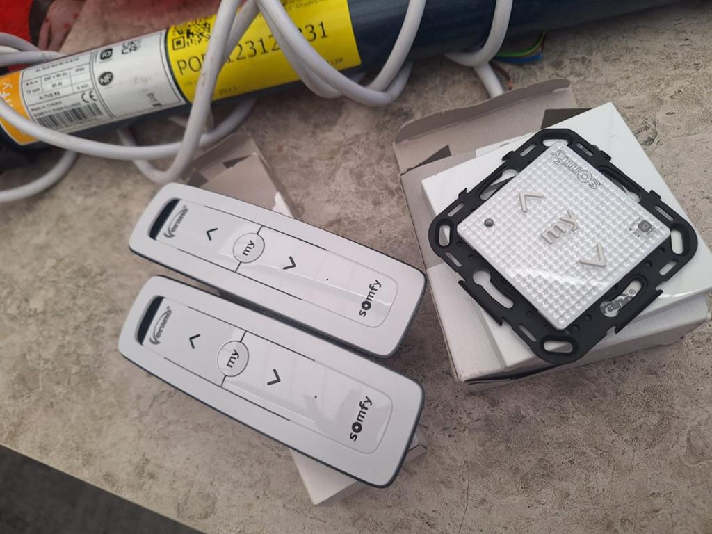 Somfy io motor inclusief 2 afstandsbedieningen en een muur s, Ophalen of Verzenden