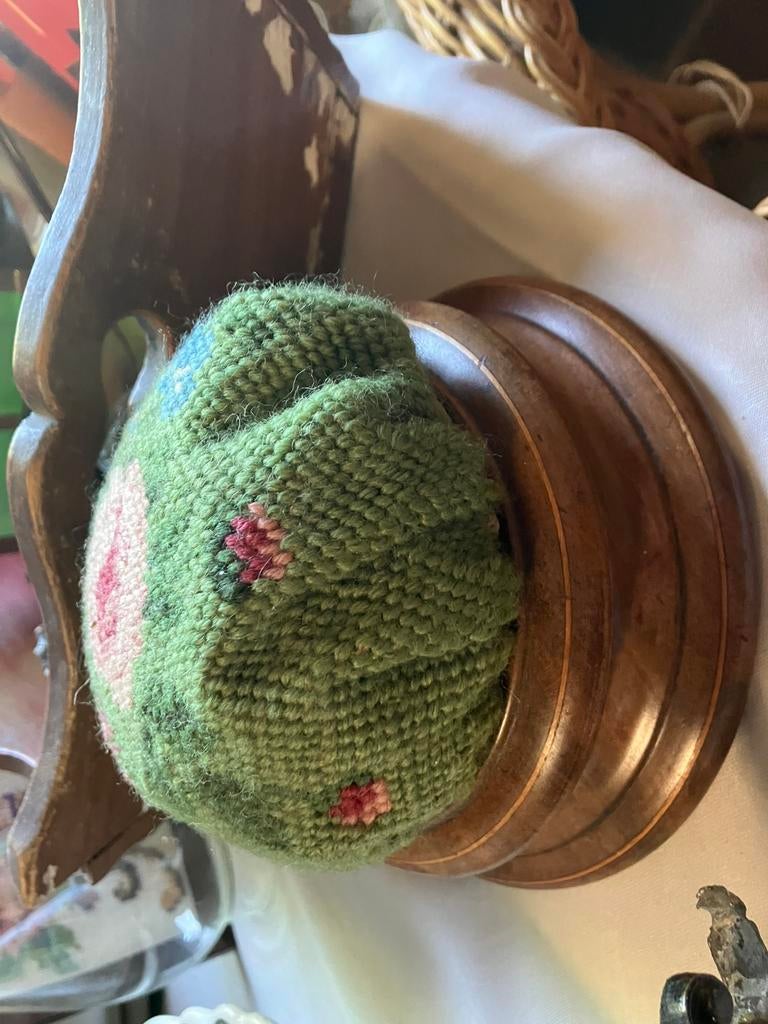 Antiek speldenkussen op houten onderkant, Antiek en Kunst, Ophalen of Verzenden