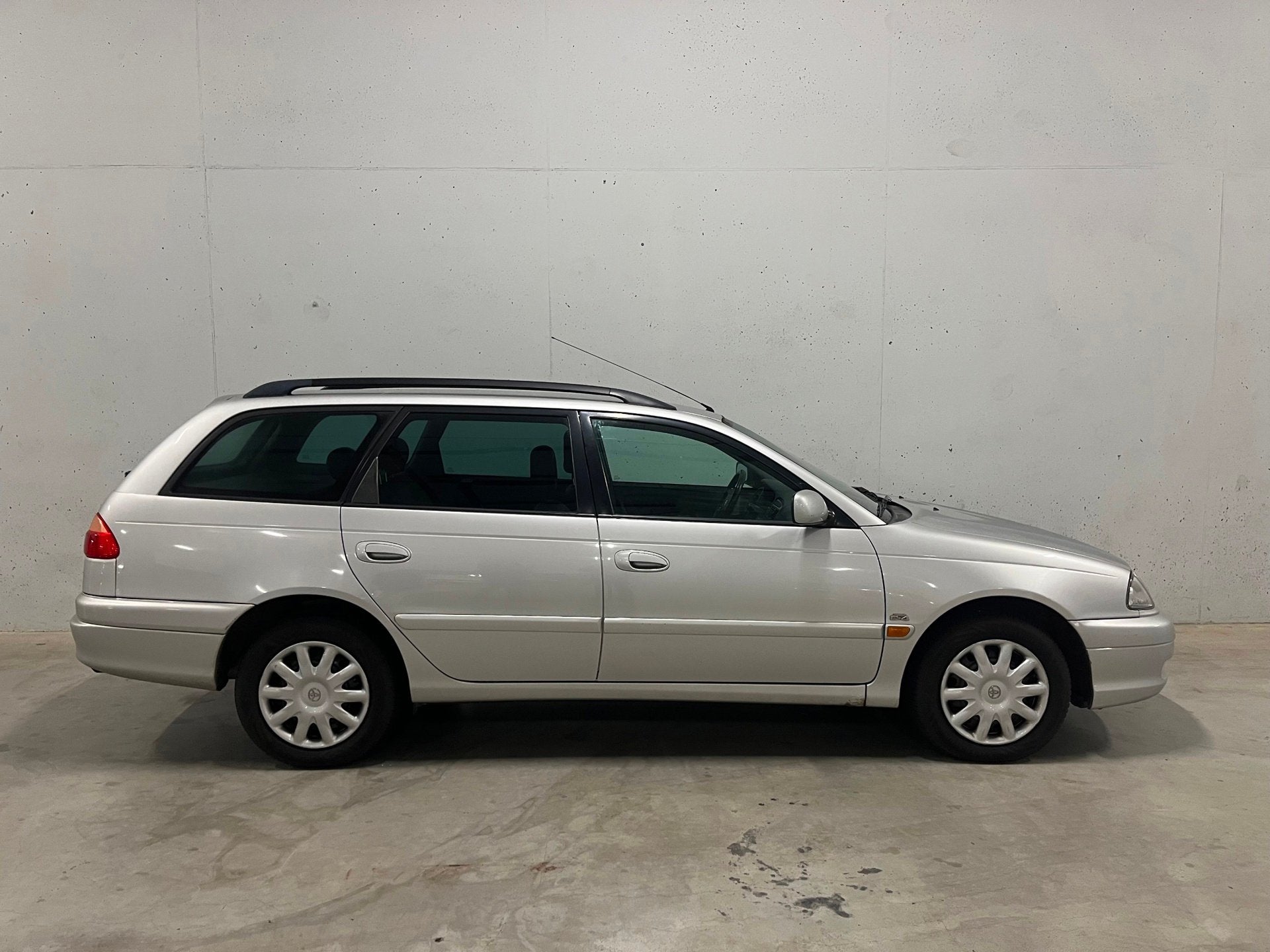 Toyota Avensis Wagon Automaat Leer, Auto's, 1998 cc, 4 cilinders, 150 pk, Verwarmde buitenspiegels