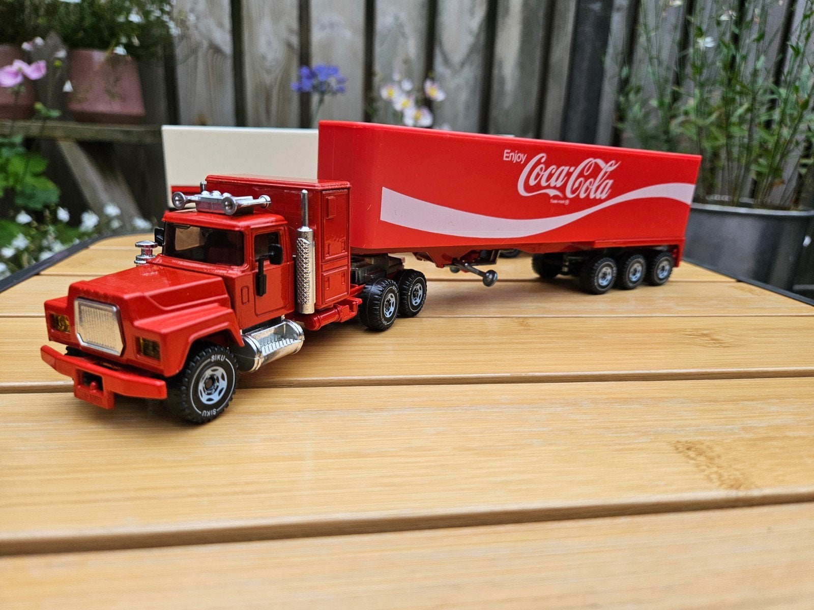 Siku 3117 Mack Coca Cola trailer 1:55, Ophalen of Verzenden, Zo goed als nieuw, Bus of Vrachtwagen, SIKU