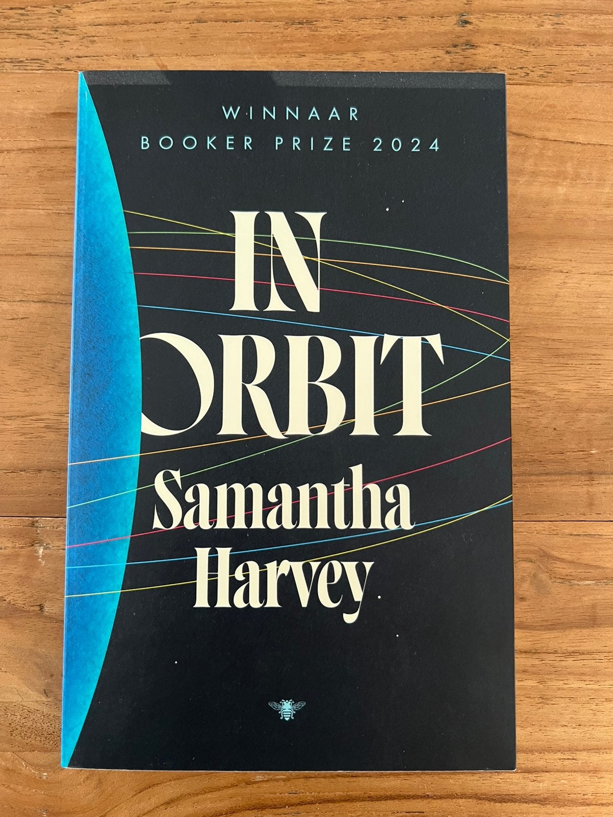 Samantha Harvey - In orbit, Ophalen of Verzenden, Zo goed als nieuw