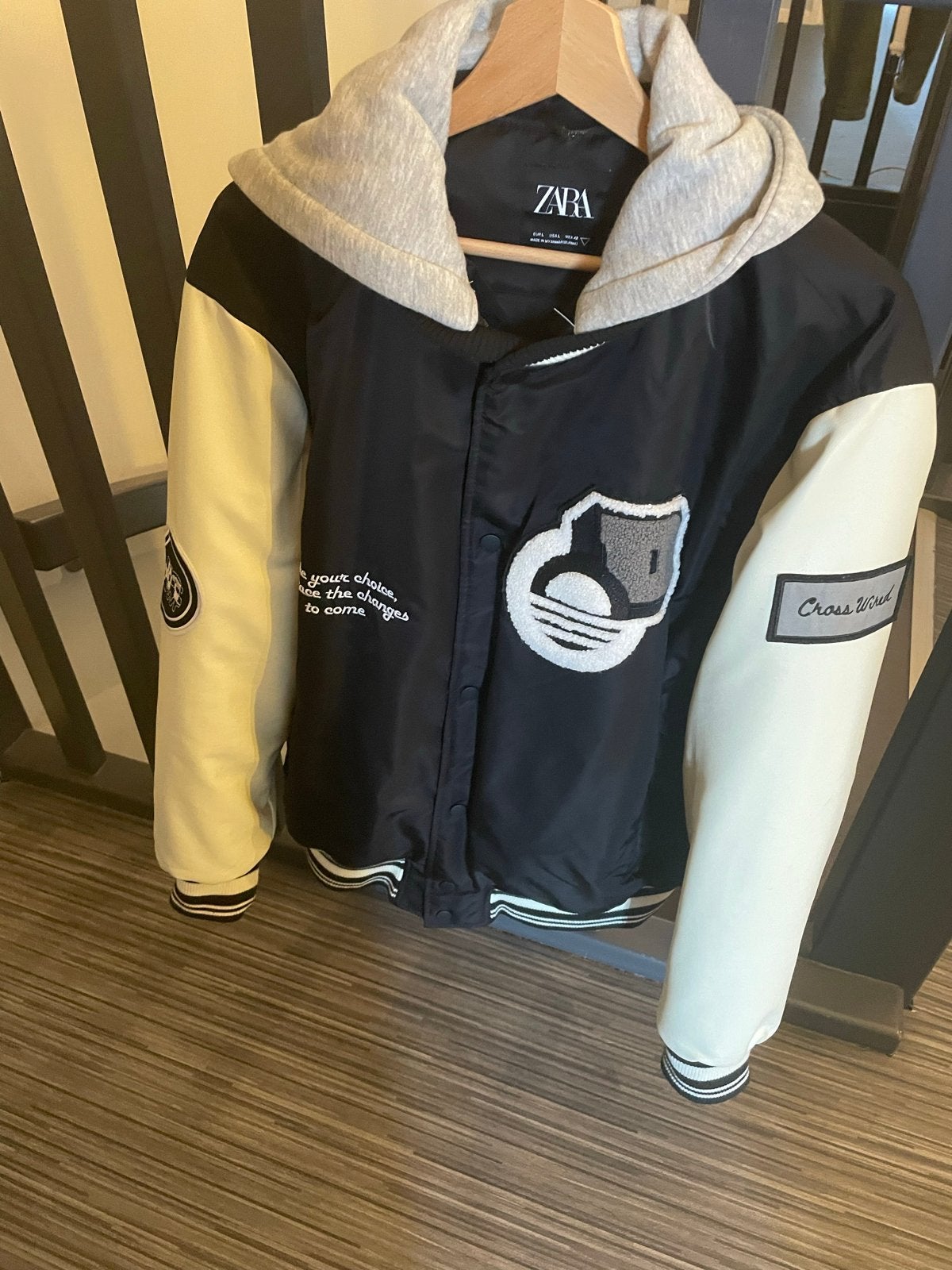 Zara Varsity Jacket met capuchon - Maat L, Kleding | Heren, Jassen | Winter, Ophalen, Zo goed als nieuw, Maat 52/54 (L), Zwart