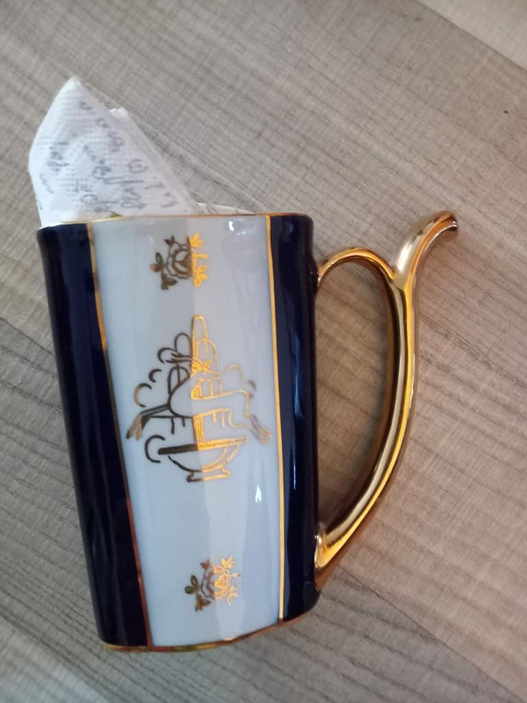 Antieke porseleinen beker met gouden accenten, Ophalen