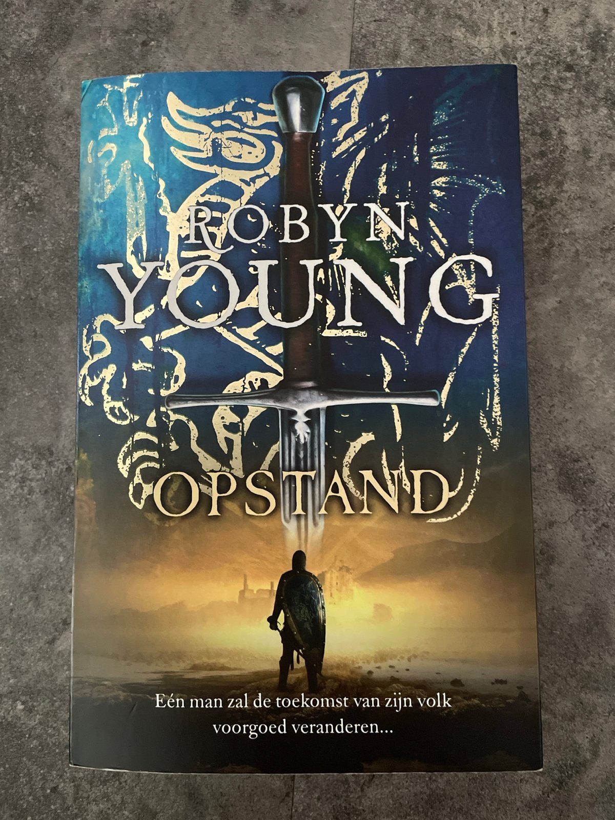 Robyn Young - Opstand (Historische Roman), Boeken, Ophalen of Verzenden, Gelezen