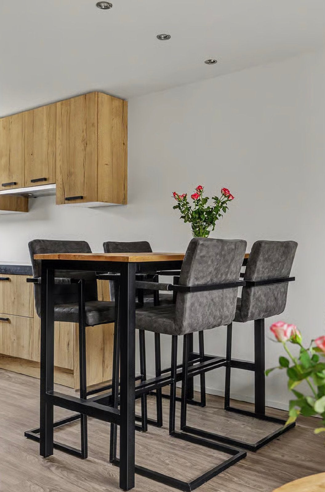 Mangohouten bartafel en 4 grijze barstoelen Leenbakker, Ophalen, Zo goed als nieuw