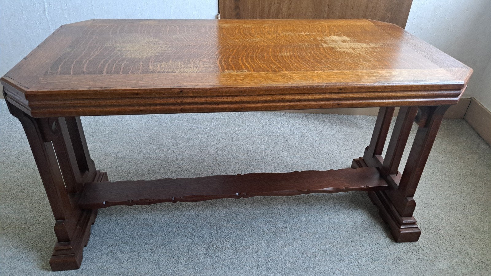 Antieke eiken salontafel met gesneden details, kloosterstijl, Ophalen