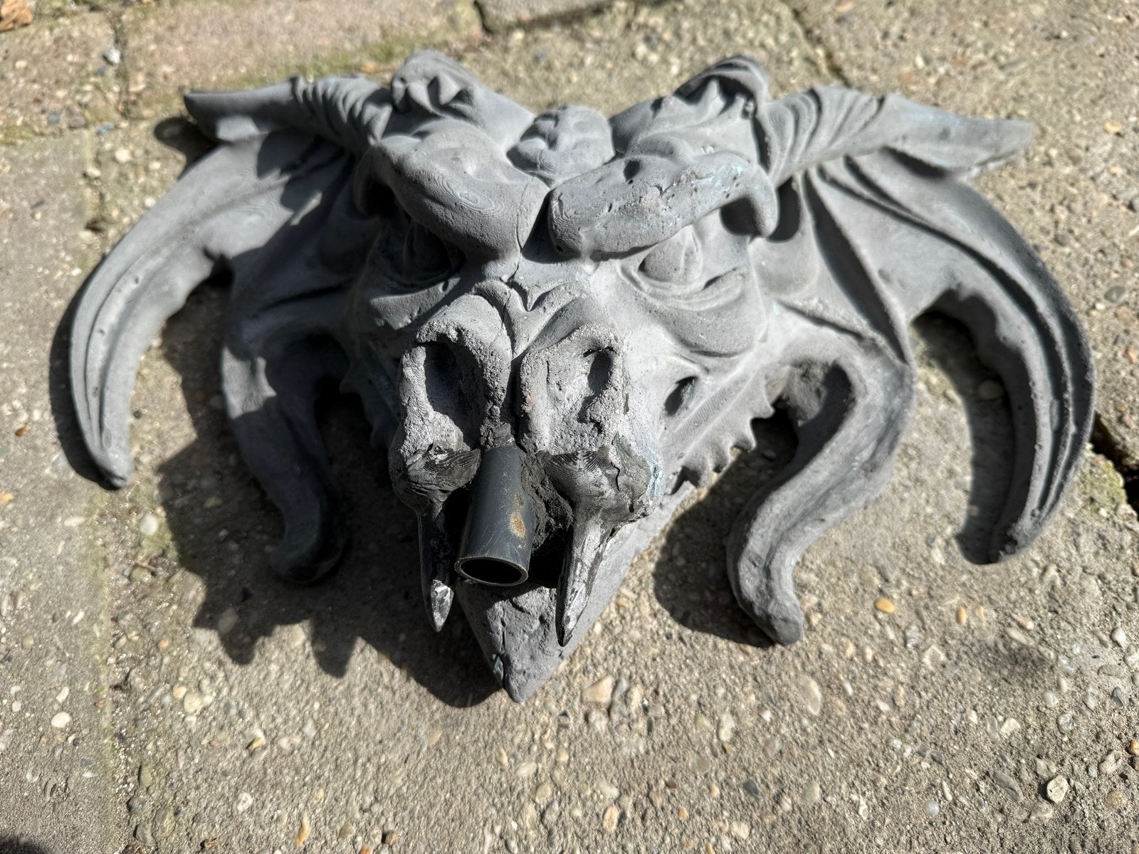 Drakenkop waterspuwer van beton, Ophalen, Gebruikt, Beton, Dierenbeeld