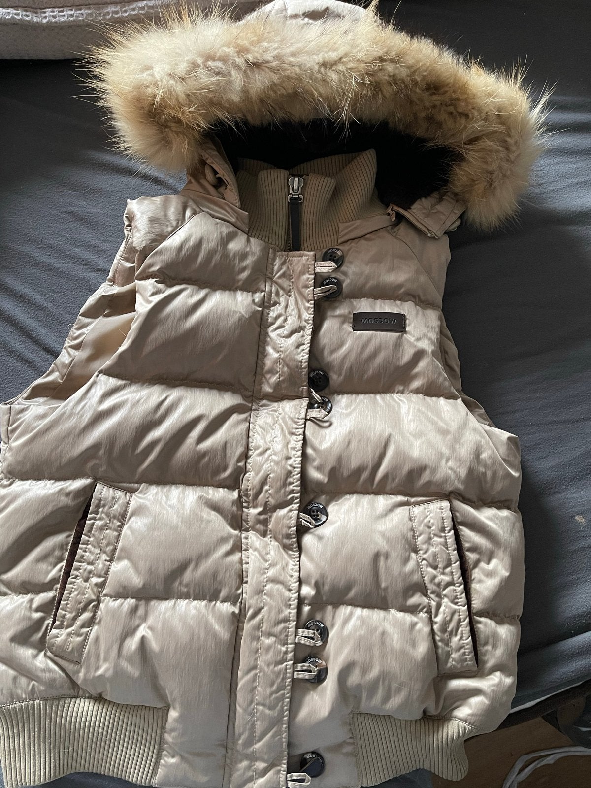 Mooie Moscow bodywarmer met bontkraag, Ophalen of Verzenden, Zo goed als nieuw, Maat 42/44 (L), Beige