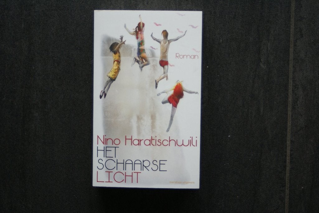 HET SCHAARSE LICHT..... Nino Haratischwili... (2022), Boeken, Ophalen of Verzenden, Zo goed als nieuw