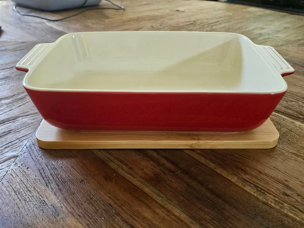 Rode ovenschaal met onderzetter en pannenlappen, Ophalen