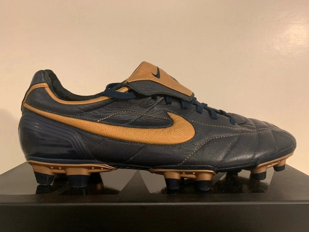 nike tiempo legend v soccer cleats size us 11 / eu 45 blue g, Sport en Fitness, Voetbal, Gebruikt, Maat XS of kleiner, Schoenen