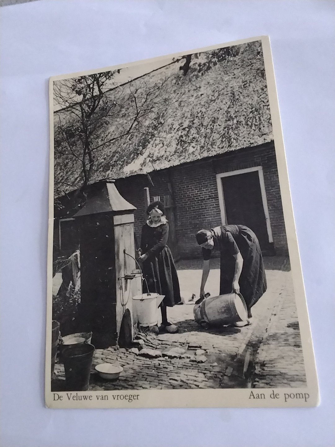Oude foto: De Veluwe van vroeger - Aan de pomp, Ophalen of Verzenden, 1920 tot 1940, Gelopen, Gelderland