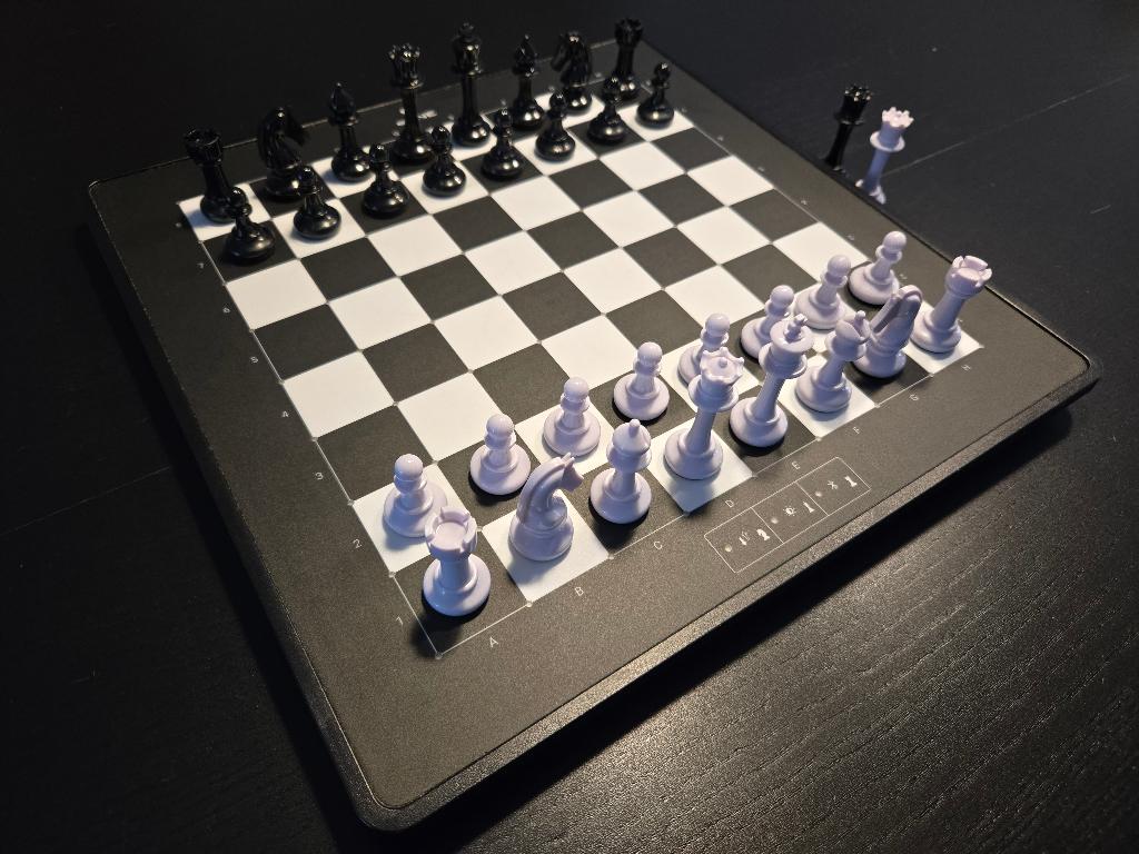 Millennium eOne online schaakspel / schaakcomputer, Hobby en Vrije tijd, Gezelschapsspellen | Bordspellen, Zo goed als nieuw, Een of twee spelers