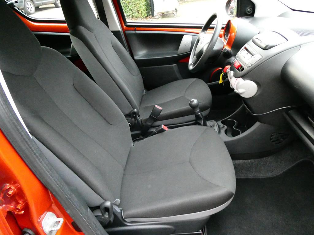 Toyota Aygo 1.0 VVT-i Comfort 5-deurs Airco Navi 2e eigenaar, Voorwielaandrijving, Euro 5, Stof, Gebruikt