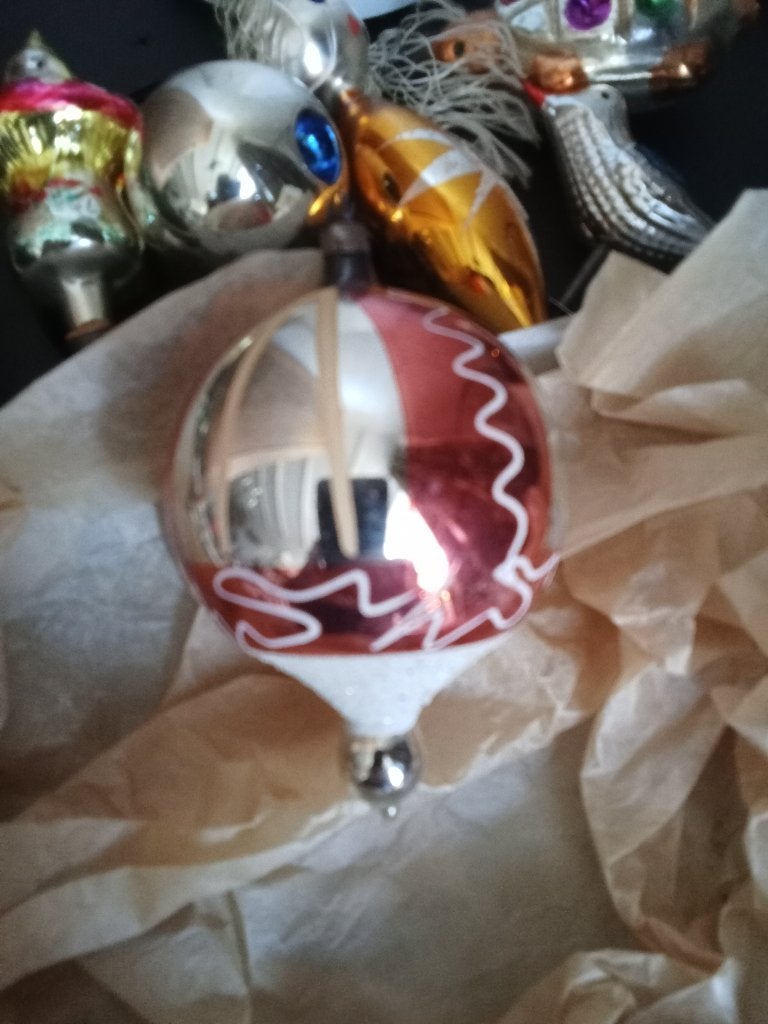 mooie rood zilver en gesuikerde oude glazen kerstbal, Diversen, Ophalen of Verzenden, Gebruikt