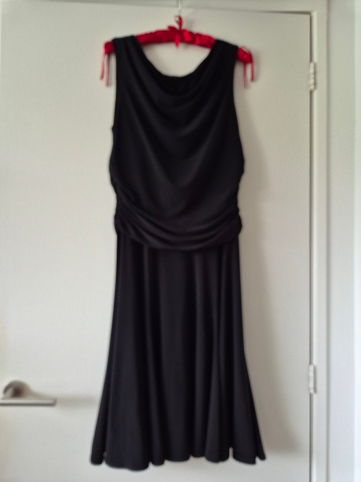 Joseph Ribkoff Zwarte Jurk - Elegant en Tijdloos, Maat 38/40 (M), Zwart, Joseph Ribkoff, Ophalen of Verzenden