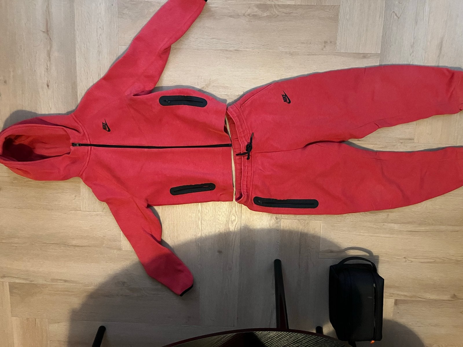 Nike Tech Fleece Trainingspak - Rood (Broek & Vest), Ophalen of Verzenden, Zo goed als nieuw, Rood