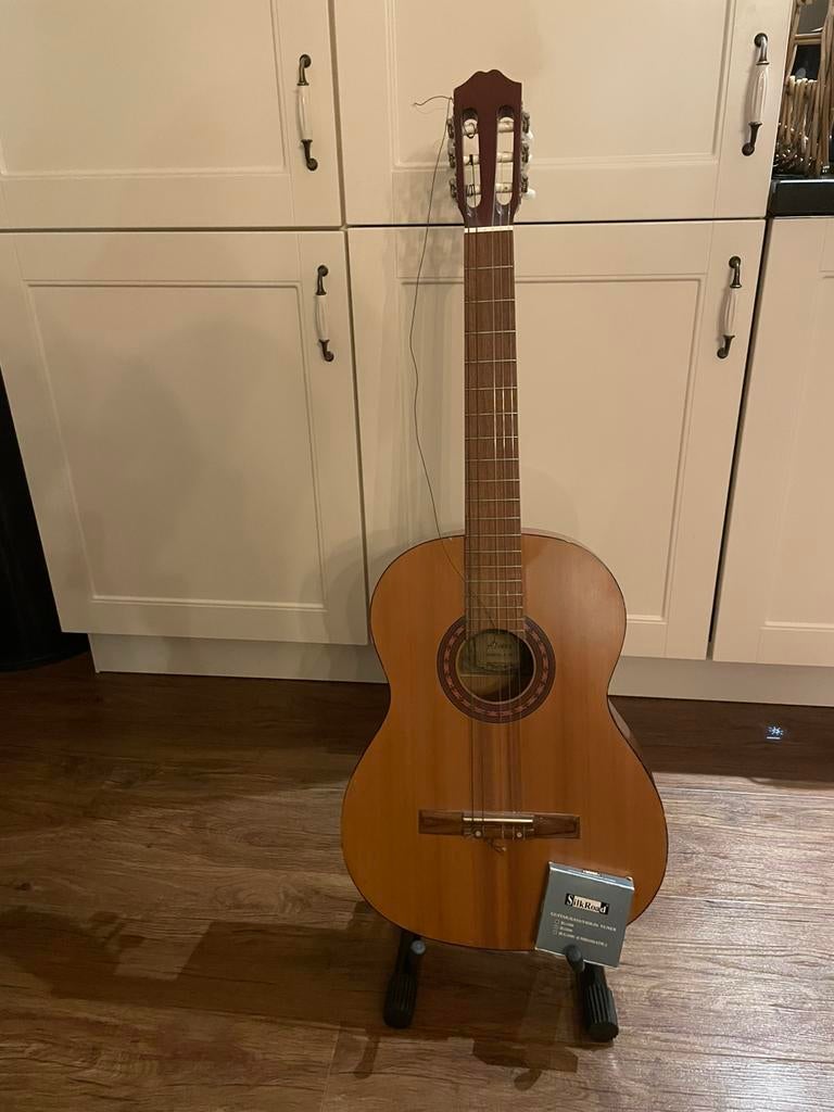 Gitaar Alvira model No. S 120 met standaart en stemaparaat, Ophalen of Verzenden, Zo goed als nieuw, Klassieke of Spaanse gitaar