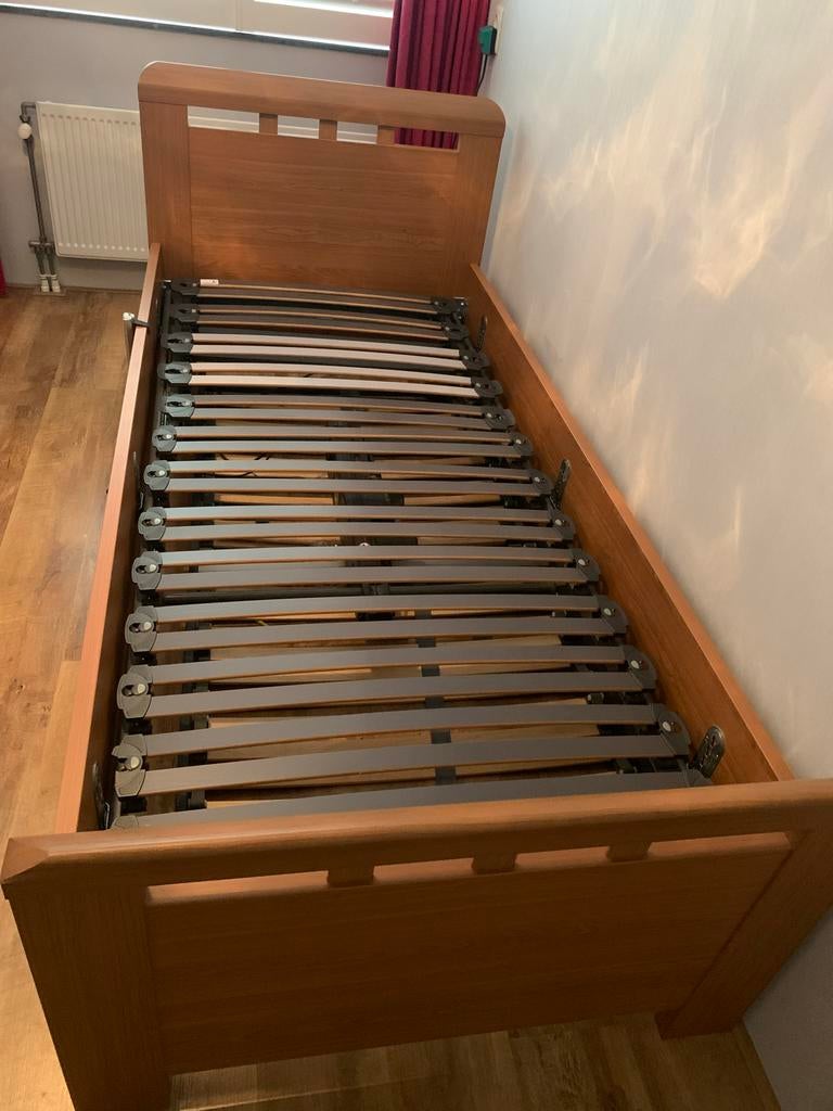 Senioren bed met verstelbare lattenbodem, Ophalen, 90 cm, Eenpersoons, Bruin