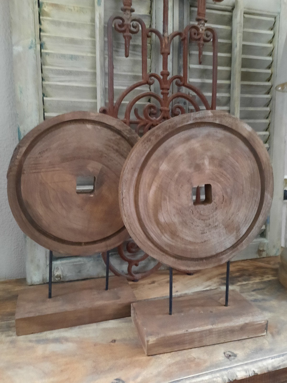 Twee houten sculpturen op voet wiel sculptuur stoer sober, Ophalen, Nieuw, Hout