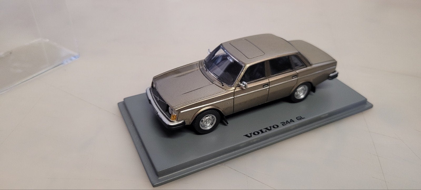 NEO SCALE Volvo 244 GL, Hobby en Vrije tijd, Modelauto's | 1:43, Ophalen of Verzenden, Zo goed als nieuw, Auto, Overige merken
