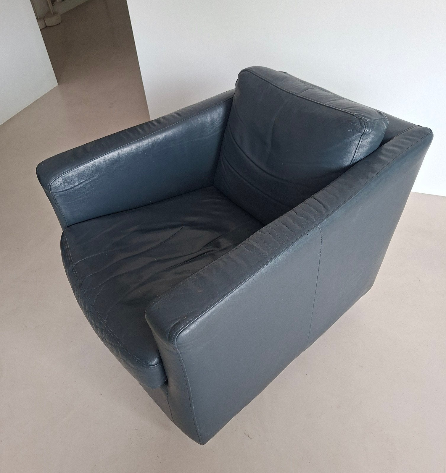 Twee fauteuils Charley.Leder Selva 49 donkerblauw. Z.g.a.n., Ophalen, Zo goed als nieuw, 50 tot 75 cm, Leer