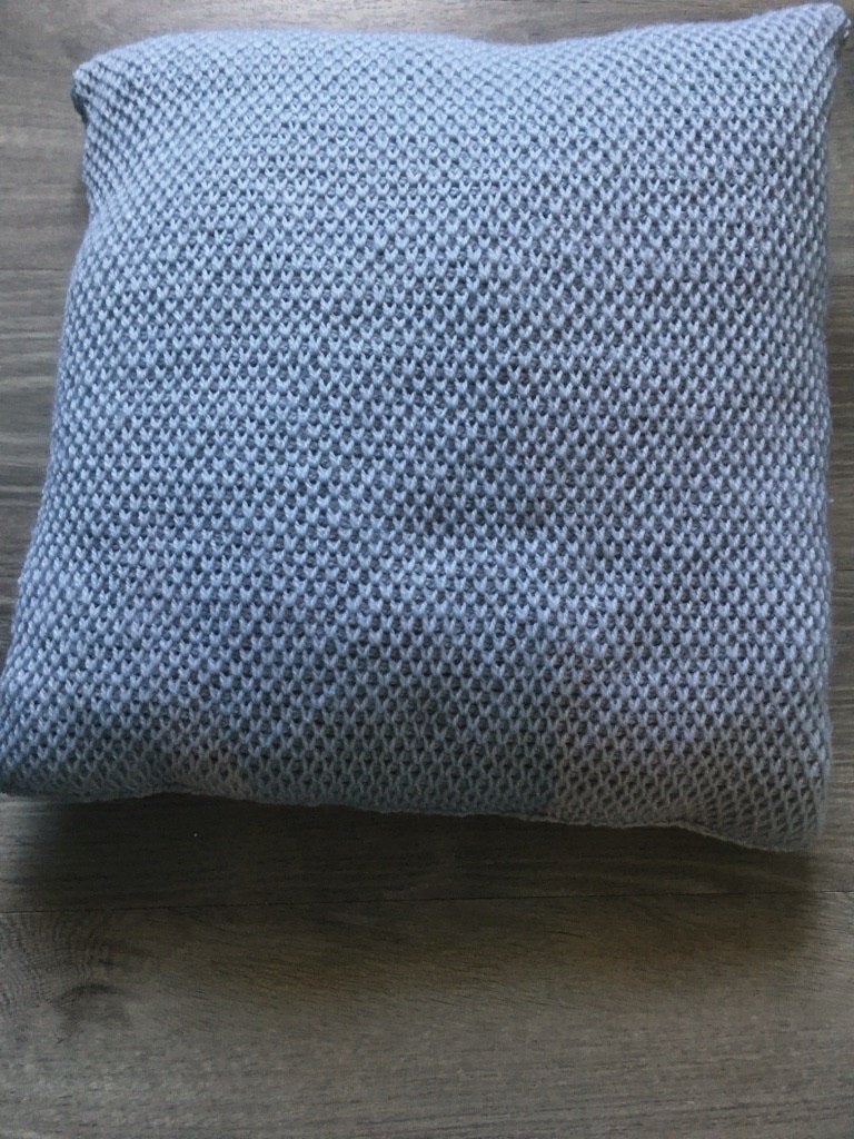 Grijs kussen vierkant met een fijn ruitje 45 x 45 cm NIEUW, Vierkant, Nieuw, Ophalen of Verzenden, Sierkussen