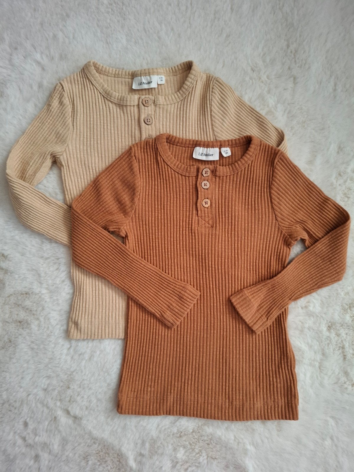 2x shirtje Lil Atelier maat 98 ZGAN, Meisje, Ophalen of Verzenden, Shirt of Longsleeve, Lil Atelier
